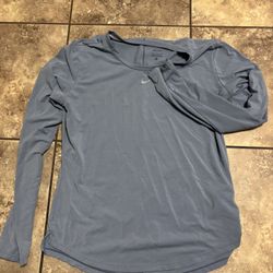 Women’s Small Nike Top 
