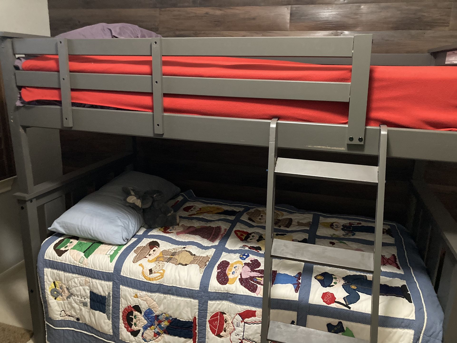 Bunk bed with ladder 