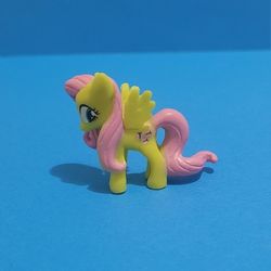 My Little Pony FiM Blind Bag Wave 1.5" inch Figure G4 Fluttershy Yellow Pink.
