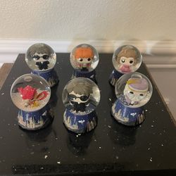 Funko Mystery Mini : Harry Potter Snow Globe . Set of 6 .