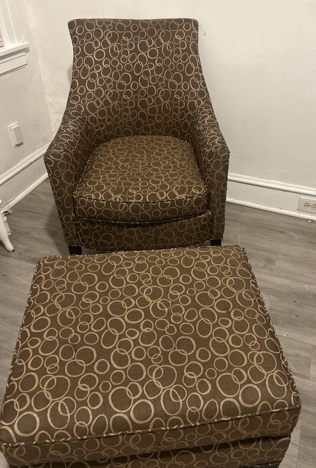 Accent Chair & Ottoman Set – Stylish, Comfy & Gently Used!