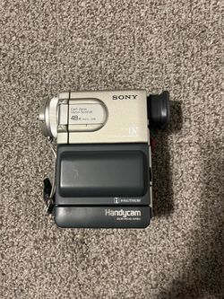 Lot of 3 Digital Cameras - Sony Handycam, Nikon Coolpix SQ, Leica digilux zoom