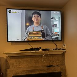 Samsung 60” 4K Smart TV – Great Condition  W / Wall Mount