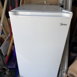3 Cubic Feet Upright Freezer with Adjustable Temperature Controls