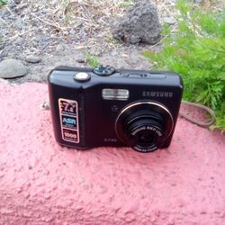 Samsung Digimax S730 7.2 MP Digital Camera - Black
