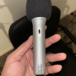 (4) Samson Technologies Q2U USB/XLR Dynamic Microphone Recording and Podcasting Pack (Includes Mic Clip, Desktop Stand, Windscreen and Cables), Silver