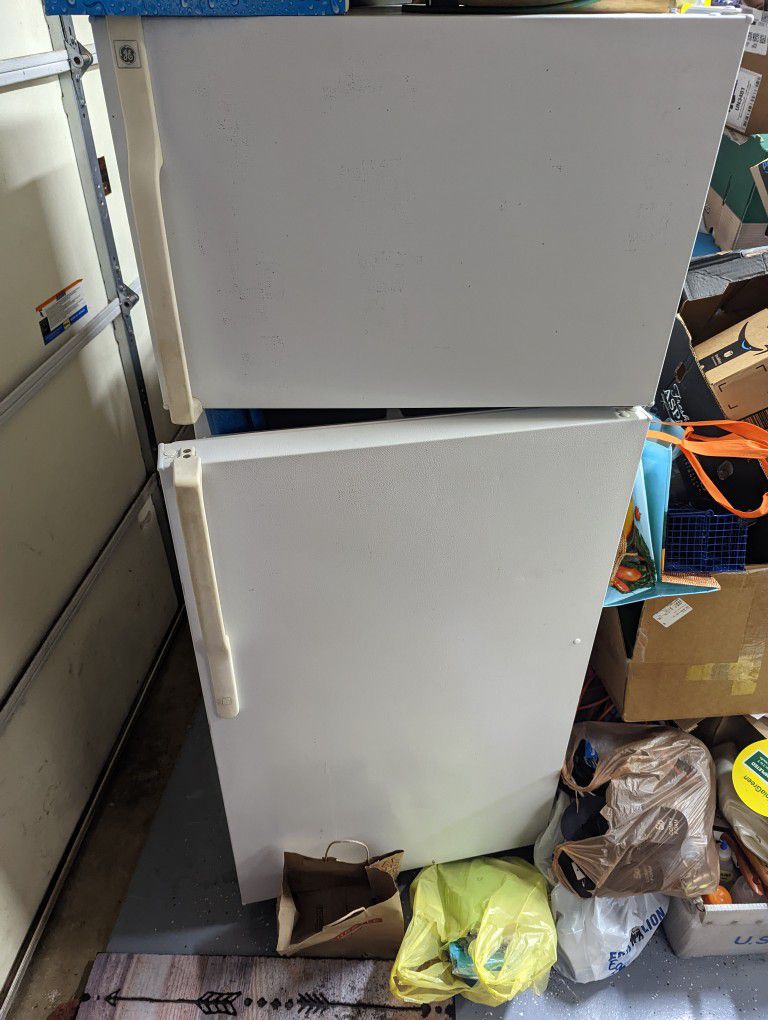 GE 16.9 Cu Refrigerator/Freezer
