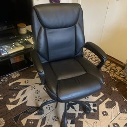 BLACK OFFICE CHAIR