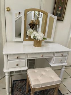 White Vanity With Mirror