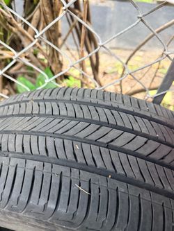 Vendo 4 gomas kumo con rines como nuevas solo 3000 millas caminadas