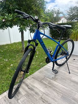 Beautiful TREK BIKE - Dual Sport 7-speed / multi-terrain tires