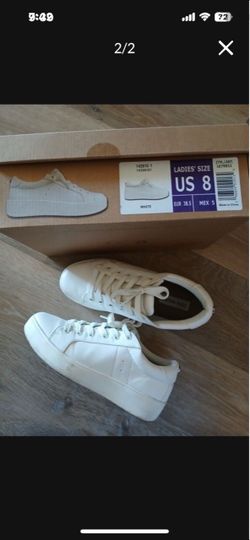 Nearly New Steve Madden Comfortable White Sneakers Shoes Women Size 8
