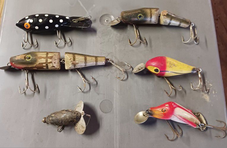 VINTAGE WOODEN FISHING LURES
