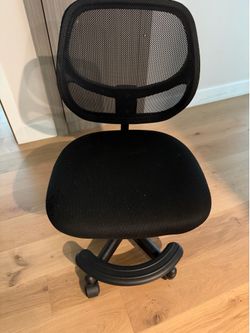 Rolling desk chair