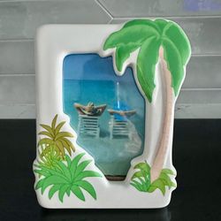Vintage 80s Russ Berrie ceramic palm tree photo frame. Overall frame is 7” x 5 1/2” and it fits 3 1/2” x 5” photos
