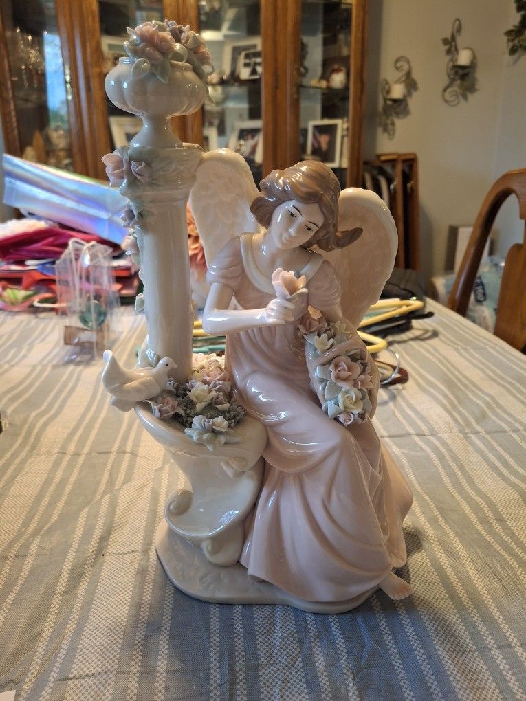 GORGEOUS LOOKING VINTAGE MEMBERS MARK PORCELAIN ETHIC ANGEL BIRD BATH