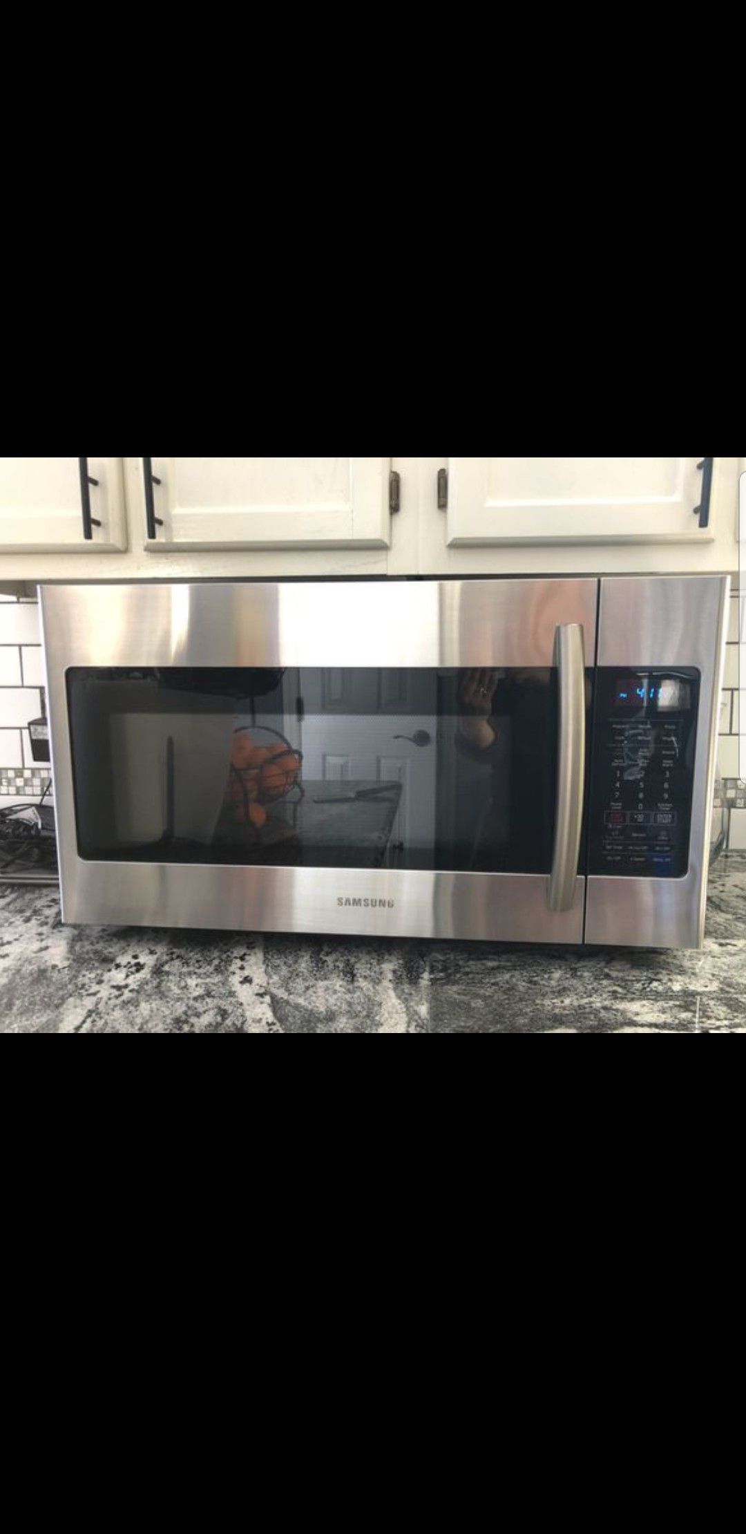 SAMSUNG MICROWAVE OVEN (ALMOST NEW).