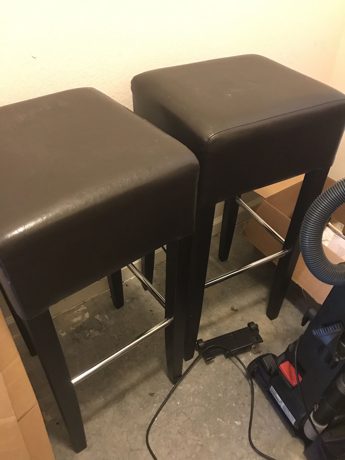 Bar stools both is great shape