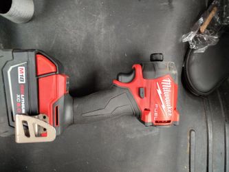 Milwaukee Surge 1/4 inch hydraulic driver w/ red lithium 5.0 battery