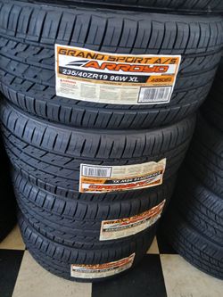 Tengo un set de llantas nuevas 235 40 19 de la marca arroyo