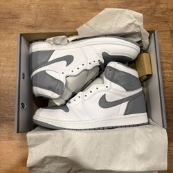Air Jordan 1 Retro High OG Stealth size 8.5