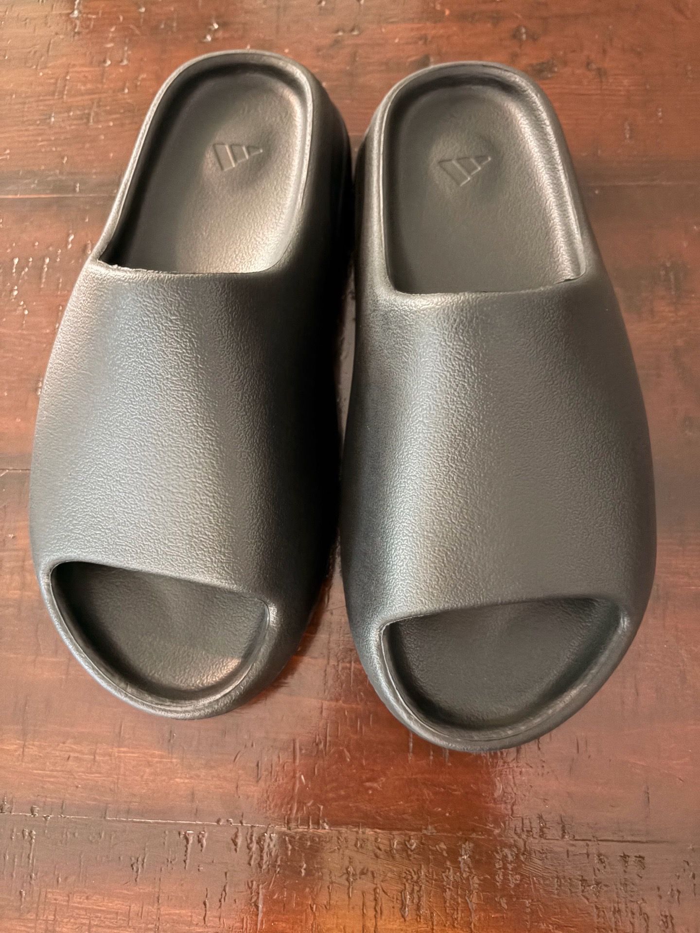 YEEZY ONYX SLIDES