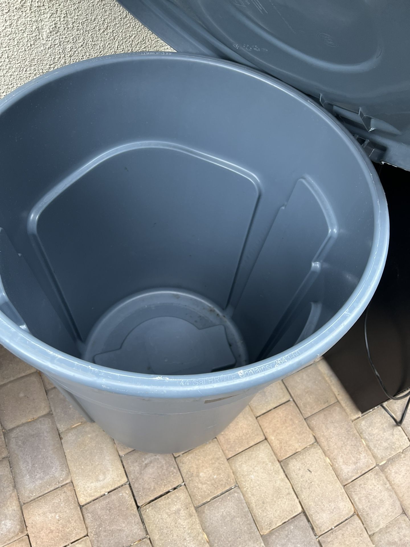 44 GALLON BRUTE RUBBERMAID TRASH CAN