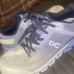 On cloud shoes size 7