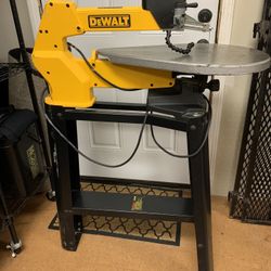 Dewalt Scroll Saw (DW788) w/ Table (DW7880) 