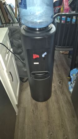Hot and cold water dispenser