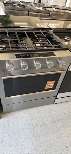 5.0 CU. FT. SMART SLIDE-IN GAS RANGE WITH CONVECTION COOKING MODES AND STEAM BAKE MODE
