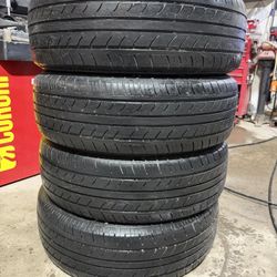 (4) - 225/65/17 Travelstar UN99 All Season Tires