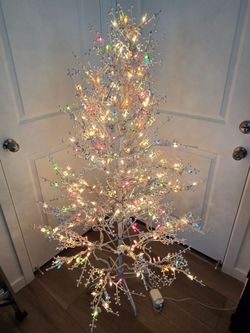GE 5’ Pre-Lit Winterberry Branch Christmas Tree – Color Changing Lights