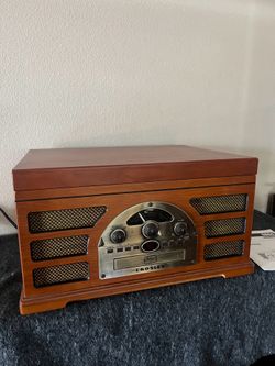 Crosley vintage-style all-in-one music system in excellent condition