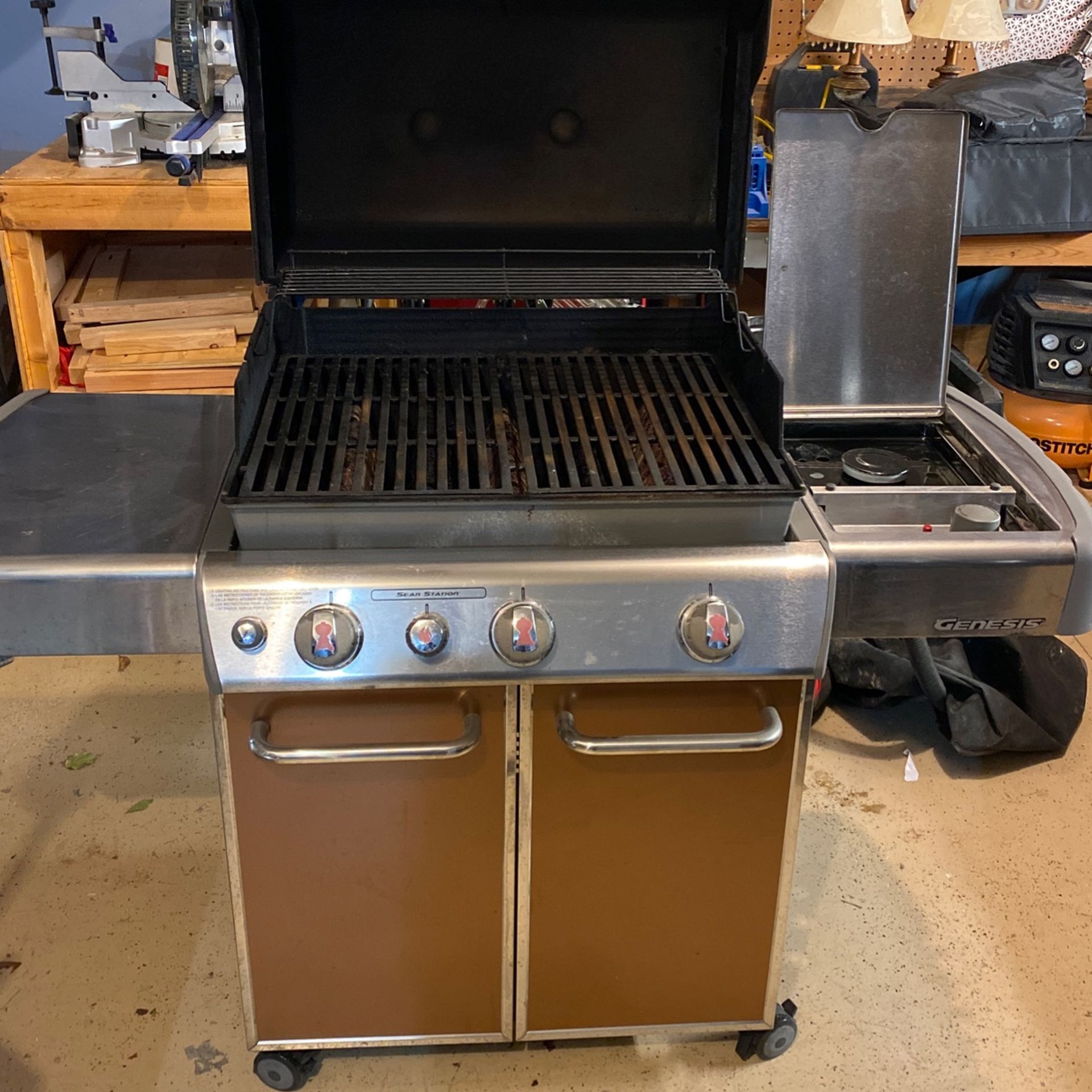 Weber Genesis 3Burner Gas Grill W/Searing Station for Sale in Kansas