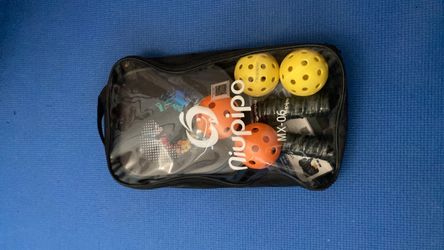 Niupipo Pickleball Set - 2 Paddles, 4 Balls & Bag