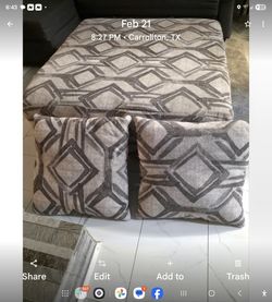 Ottoman With 2 Pillows