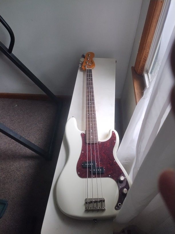 Used Squier Classic Vibe Precision Bass