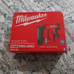 Milwaukee M12 23 Gauge Pin Nailer 