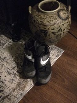 Nike CJ81 Calvin Johnson Strike TD GS Football Cleats Boys Shoes Black/Gray Size 8 Youth