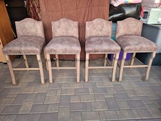 28" height to seat// 4 pirce set , bar Stool in very good condition