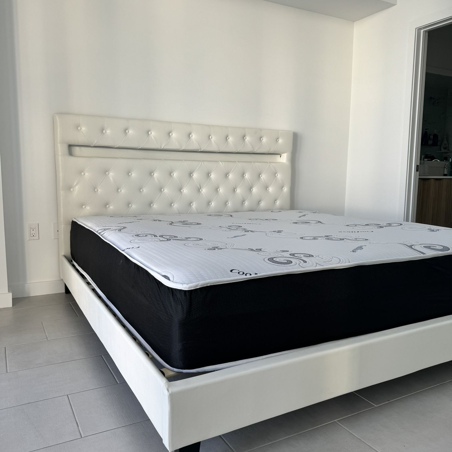 Brand New King Size Bed Frame with Mattress / Cama King con Colchón Nueva a Estrenar … Delivery Available 🚚