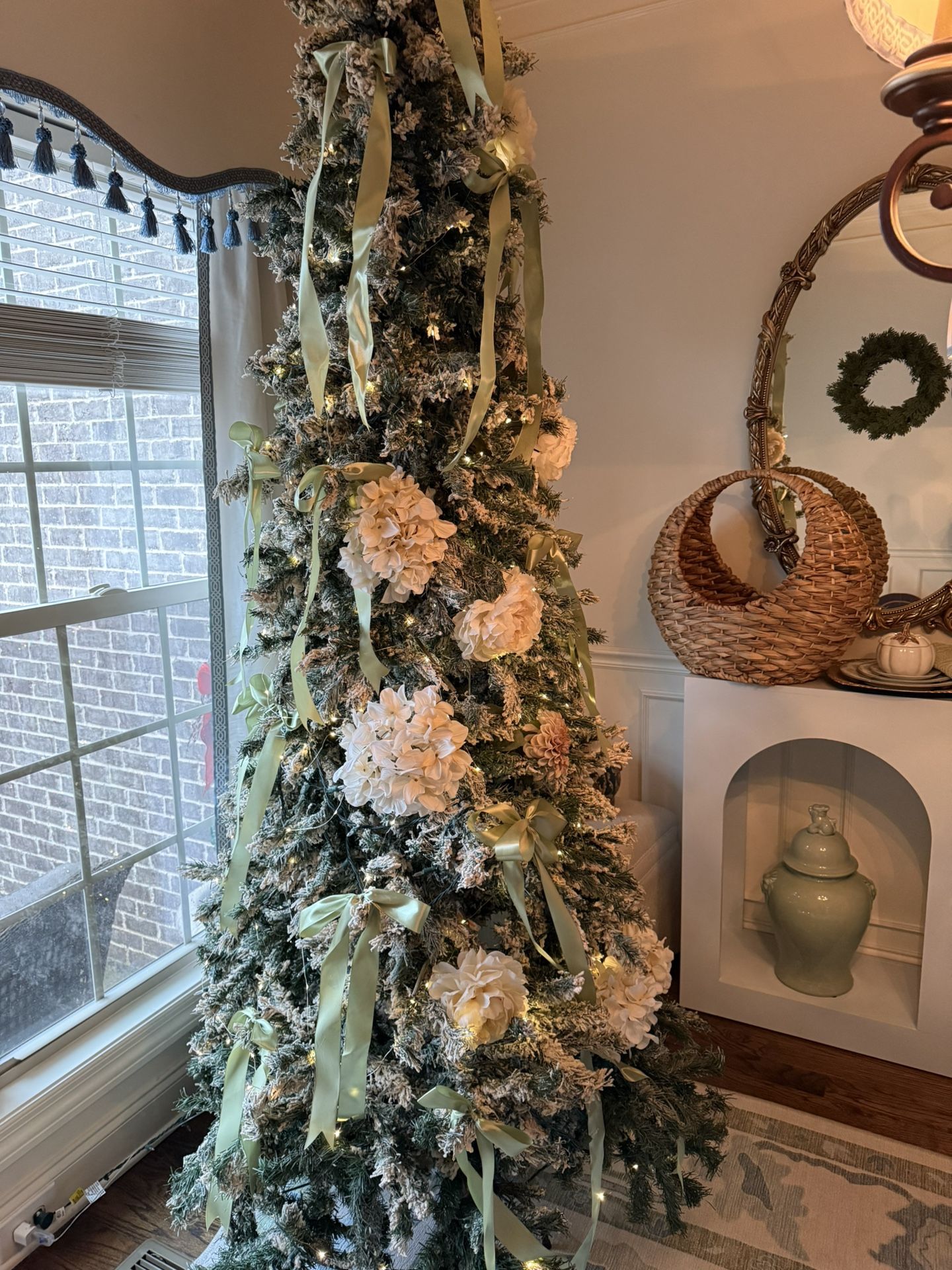 9’ Flocked Tree