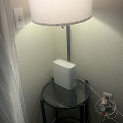 End Table Lamp/ Mesita con lámpara - Moving Sale