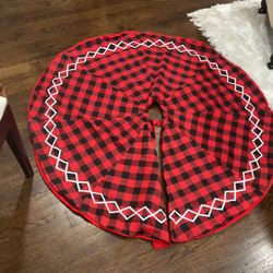 A Beautiful Red And Black  Tree Skirt ( NO SHIPPING)