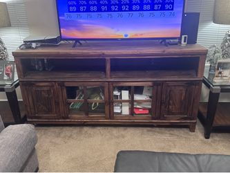 Tv stand holds up to 70 inch
