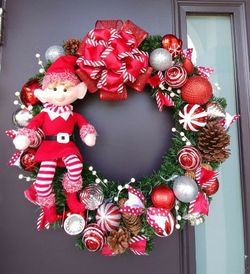 englishsighted Professional luxurious christmas holiday wreath. 24 inches with lights and resin elf. $60. Coronas de navidad profesionales