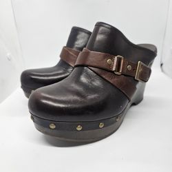UGG Australia Natalee Clogs sz 9 Leather Studded Platform Wedge Women's Mules

Size 9

Great Pre-owned condition,  some minor scratches and scuffs, pl