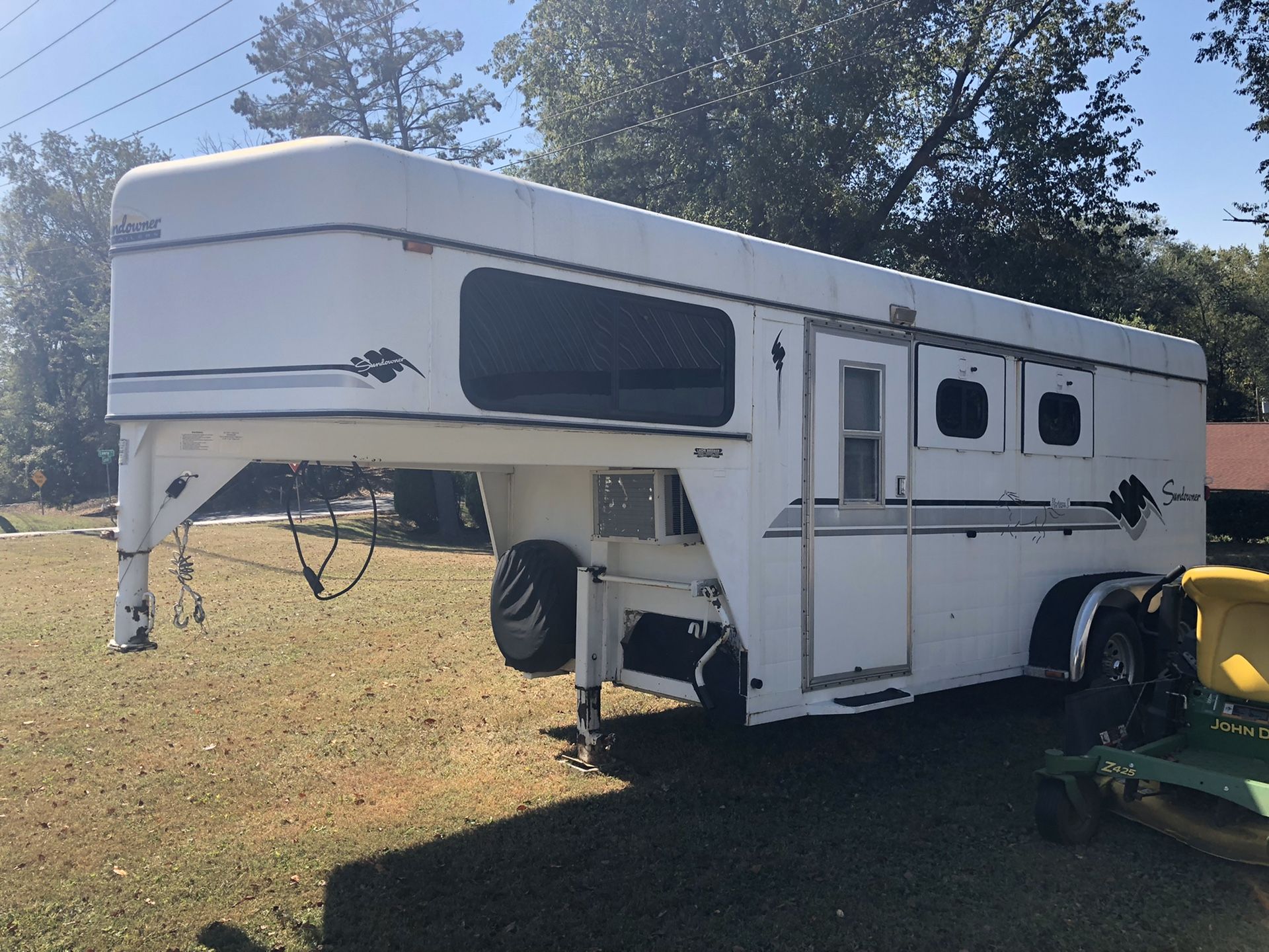 Sundowner slant 2 horse trailer