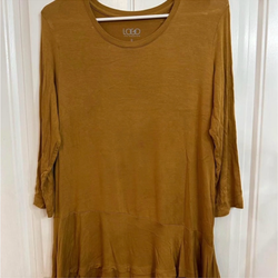 Woman's amber Chic blouse. Medium.  Yorktown And Staples Area